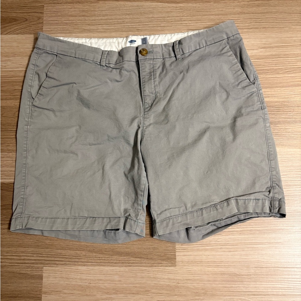 Old Navy Women’s Gray Flat Front Shorts sz 14